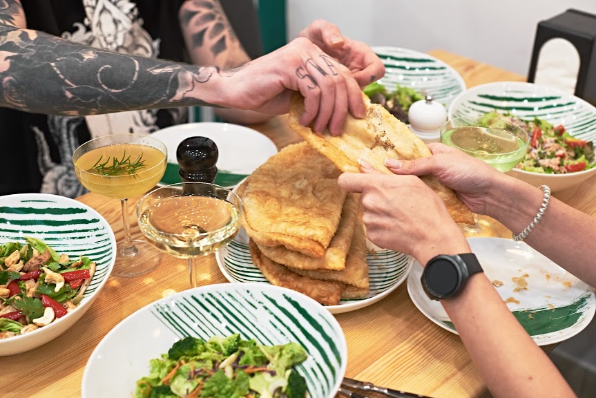 Чебуречна на Староєврейській проводить власний чебуречний екзит-пол на виборах мера Львова 2020. Фото: Чотири Чебуреки. Prosecco Bar/Фейсбук