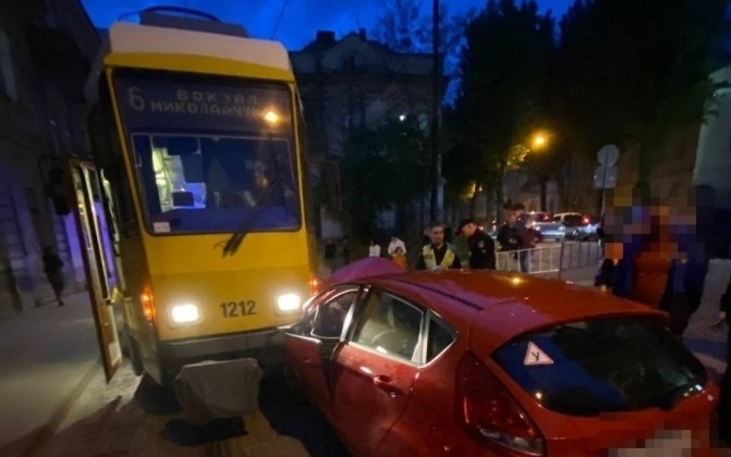 У мережу виклали відео зіткнення автомобіля з двома львівськими трамваями. Фото: Патрульна поліція Львівщини