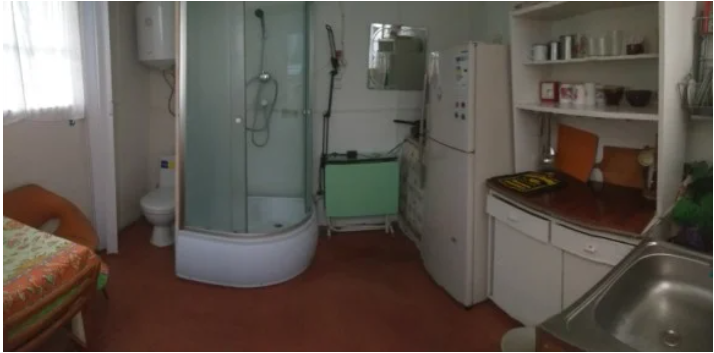 Спати, готувати, митися і справляти потребу - все це можна в одному місці. Скріншот із сайту Вooking.com.