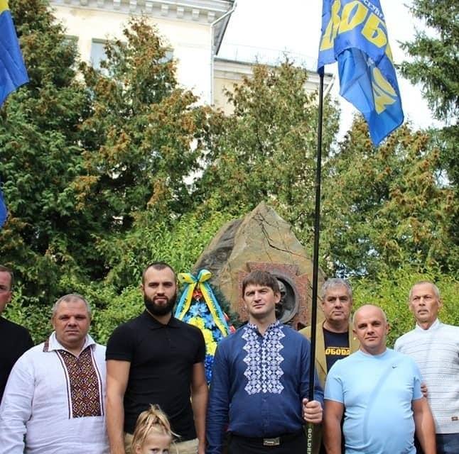 У кандидата на мера міста Стрия Бориса Юровича (на фото у синій вишиванці) виявили російський паспорт. Фото: Борис Юрович/Фейсбук.