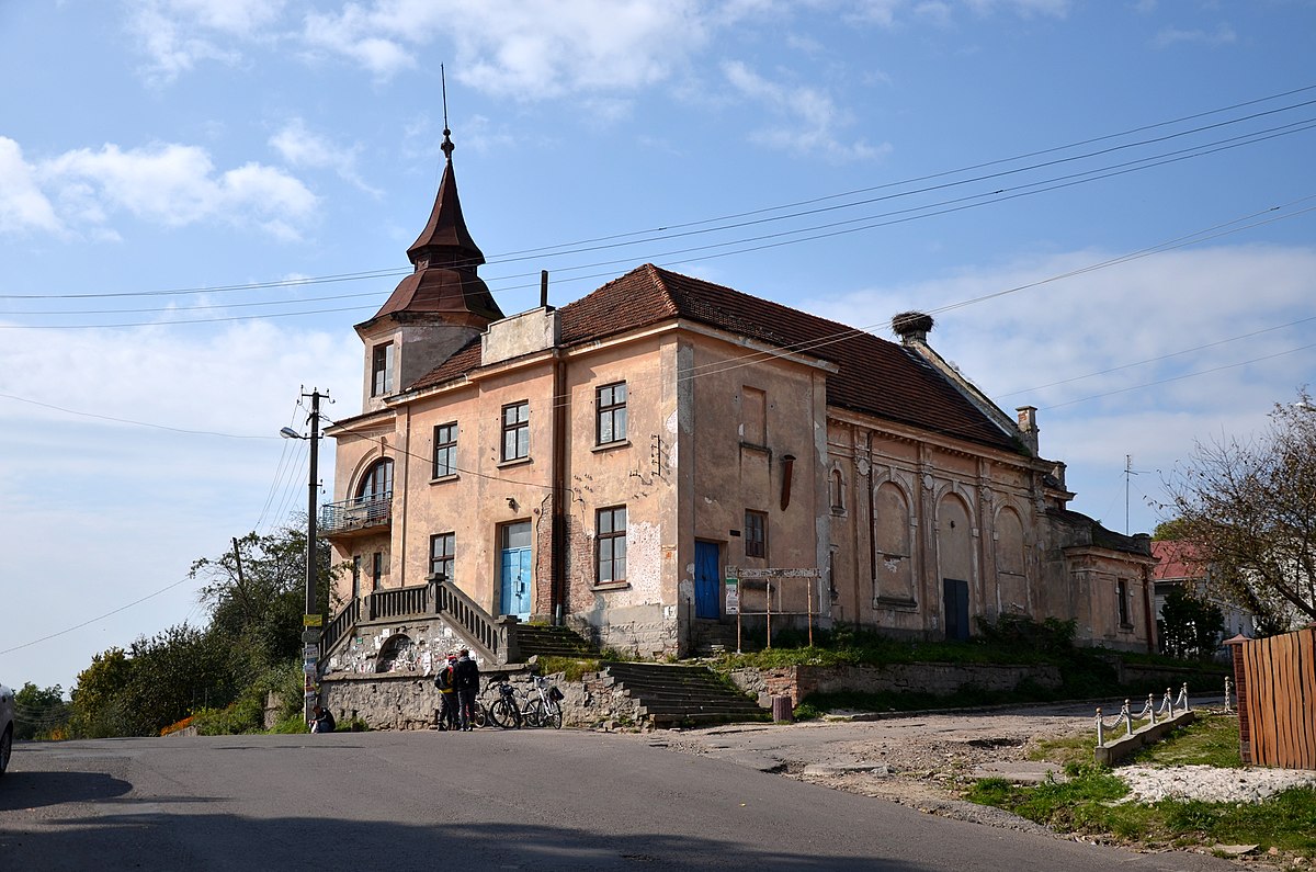 Офіс гостинності в Бібрці (колишній будинок товариства "Сокіл"). Фото: Вікіпедія