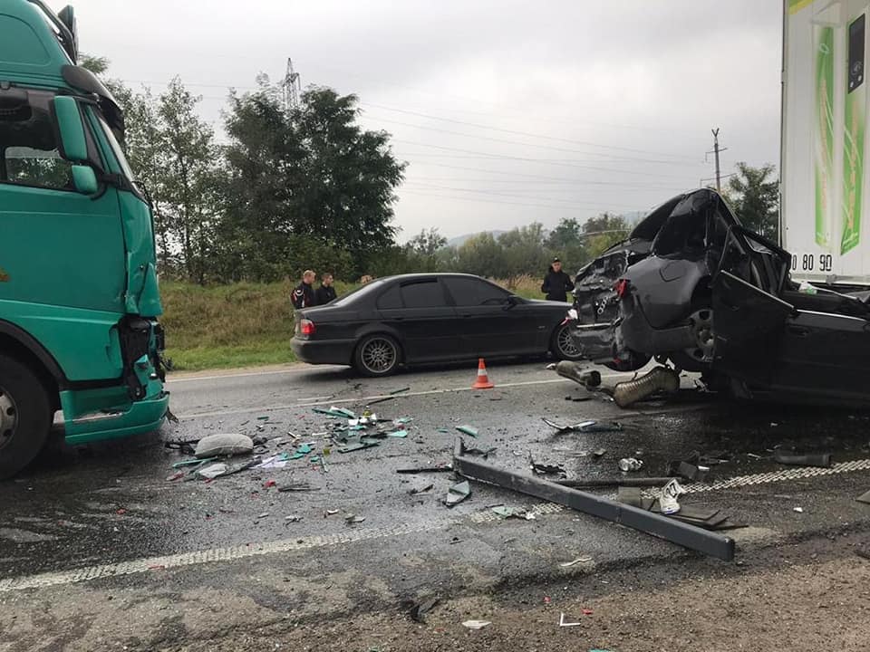 Зіткнулися три автомобілі: вантажівка VOLVO, Audi та вантажівка DАF. Фото: поліція Львівщини.