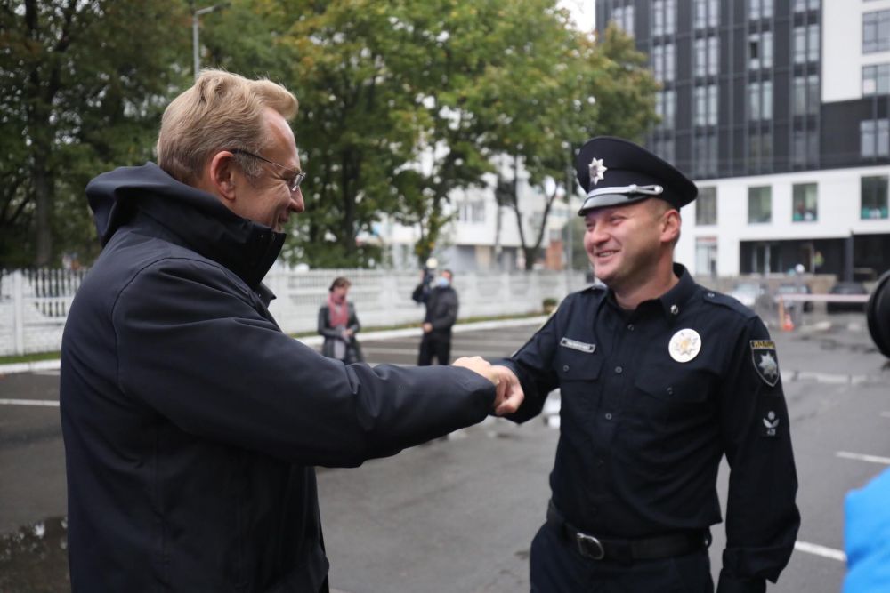Мер Львова подарував патрульним п'ять новеньких автомобілів. Фото: Львівська міськрада. 