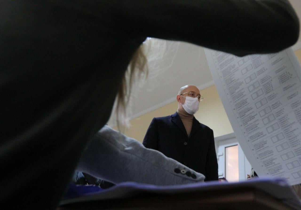 Денис Шмигаль проголосував за мера Львова і депутатів. Фото: Денис Шмигаль/Фейсбук.