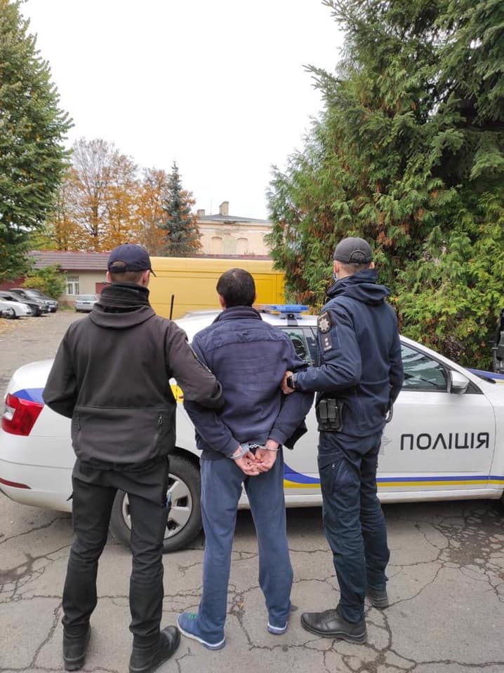 29 жовтня на оперативну лінію 102 надійшло повідомлення про тіло жінки, без ознак життя, виявлене у квартирі одного з будинків на вулиці Патона у Львові. Фото: поліція Львівщини.
