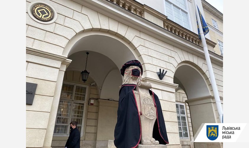 Фото дня: львівських левів одягнули у мантії й маски. Фото: Львівська міськрада