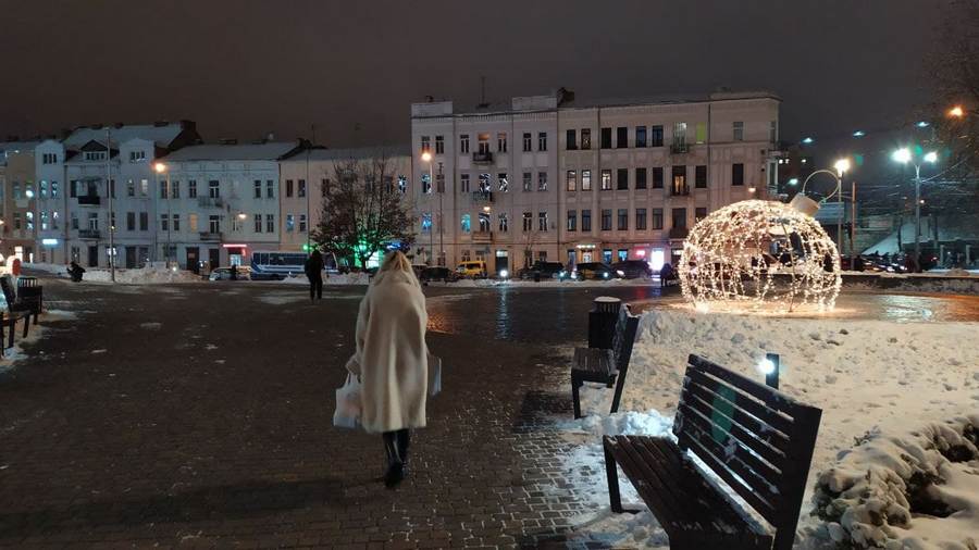 У центрі Львова встановили казкові новорічні інсталяції з ілюмінацією