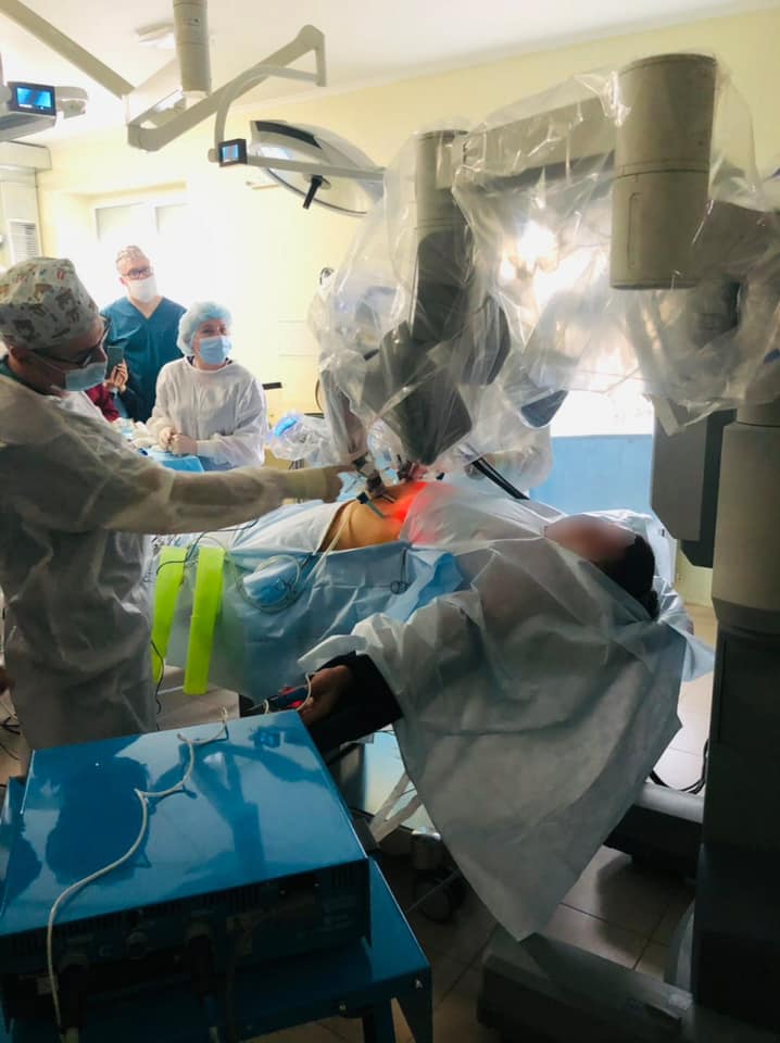 У Львові робот Da Vinci вперше прооперував людину. Фото: Львівська міськрада.