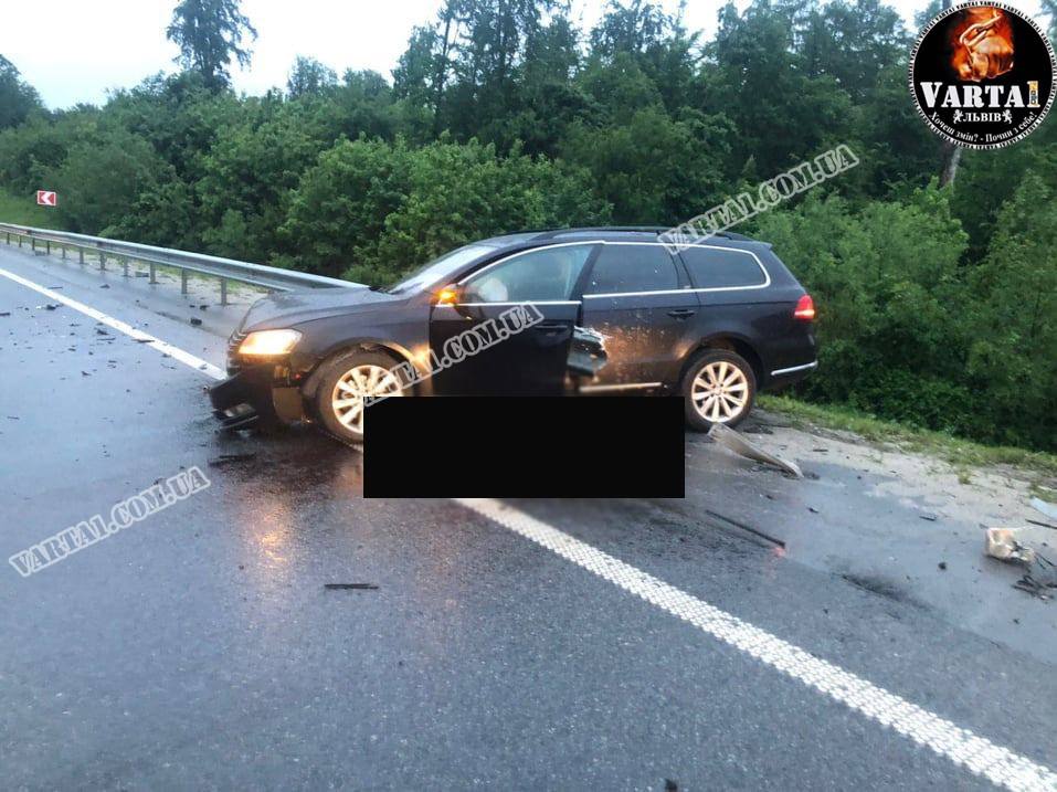 Відбійник розрубав навпіл: біля Львова сталася кривава аварія. Фото: Варта 1. 