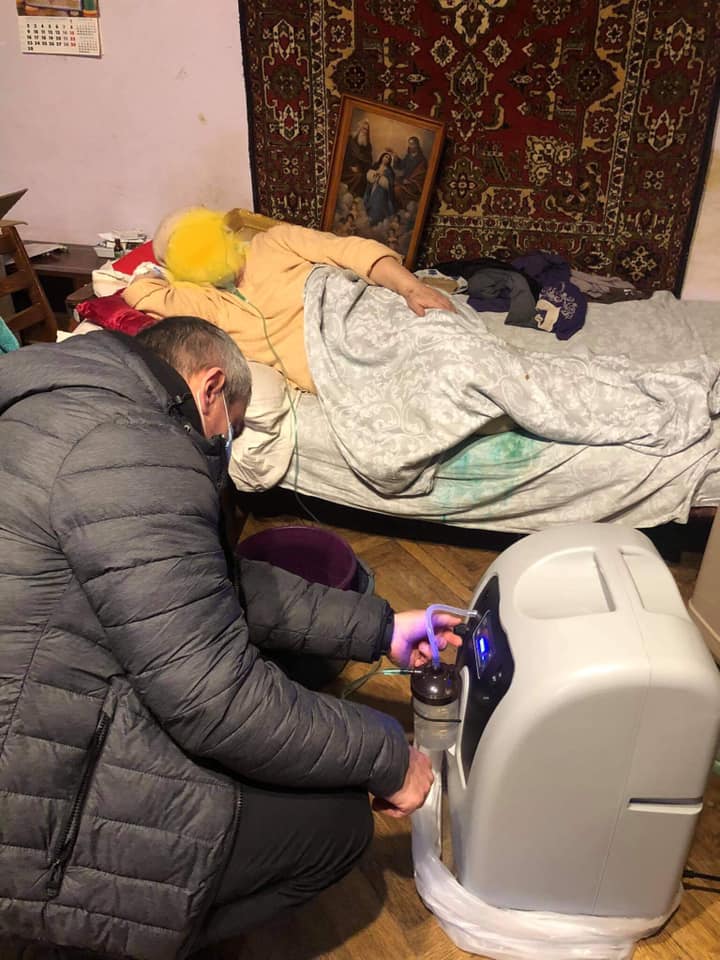 Комісія Української Греко-Католицької церкви у справах душпастирства охорони здоров’я розпочала безкоштовну роздачу кисневих концентраторів. Фото: Комісія УГКЦ у справах душпастирства охорони здоров'я/Фейсбук