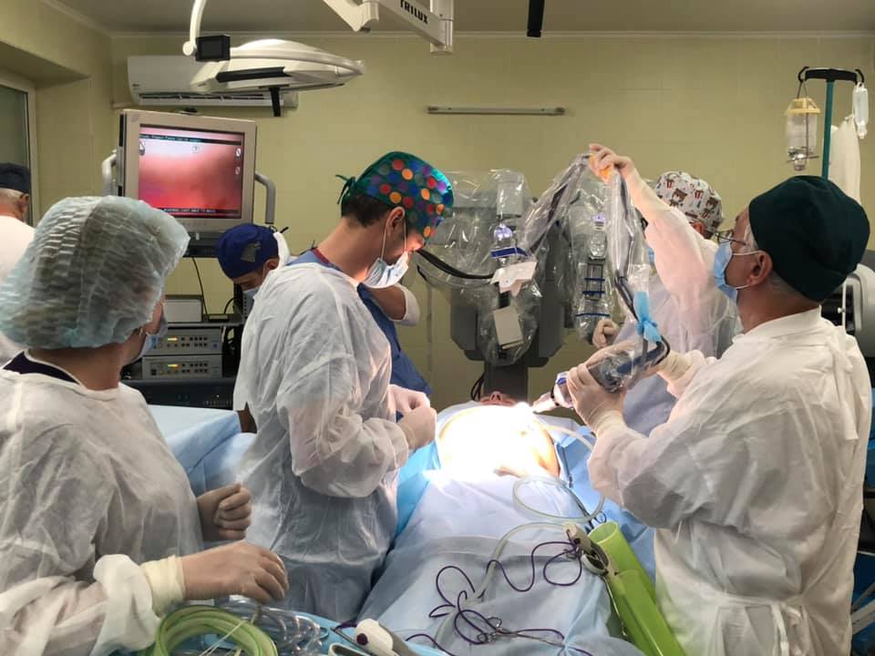 У Львові робот Da Vinci вперше прооперував людину. Фото: Львівська міськрада.