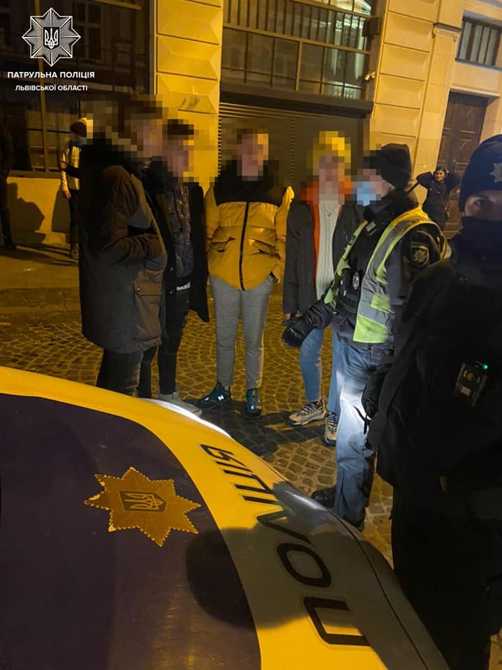 На площі Ринок у Львові штрикнули ножем у груди 17-річного хлопця. Фото: Патрульна поліція