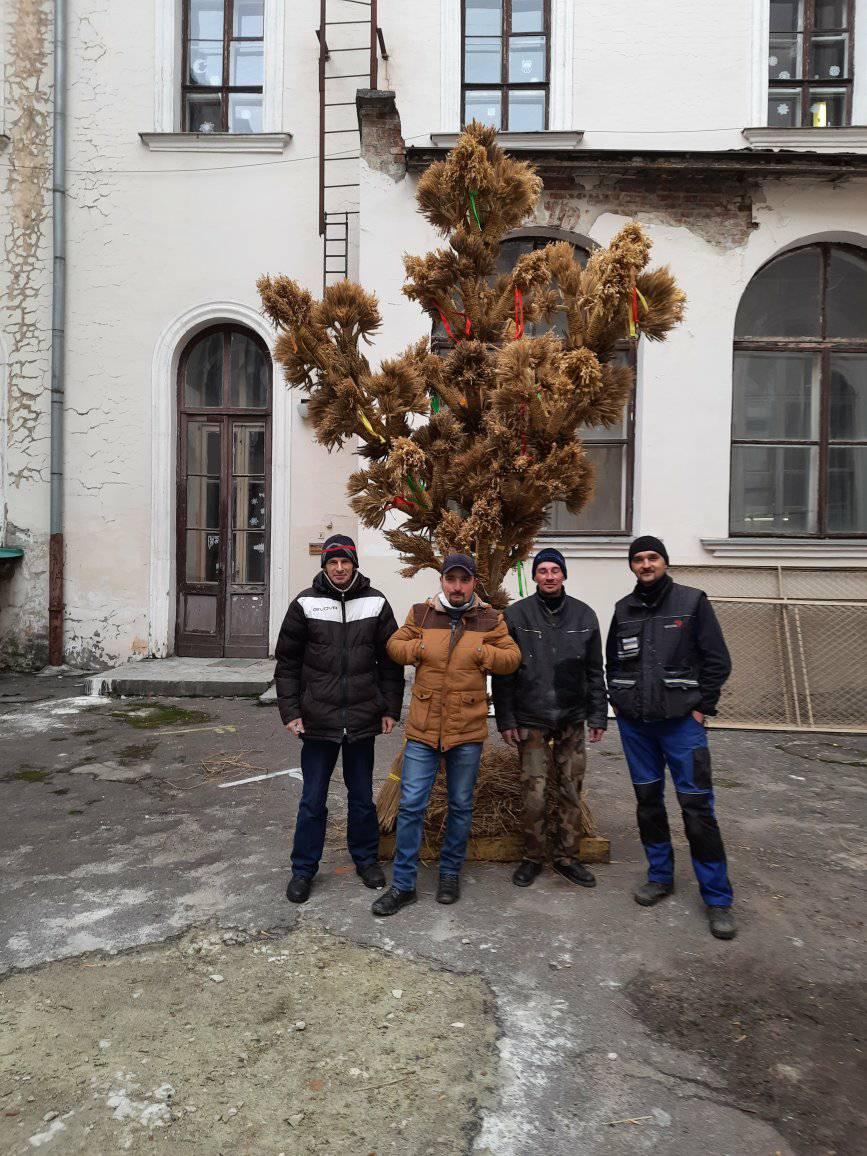 Майстри Музею народної архітектури та побуту ім. Климентів Шептицького виготовили головного Дідуха 2021. Фото: Львівська міськрада