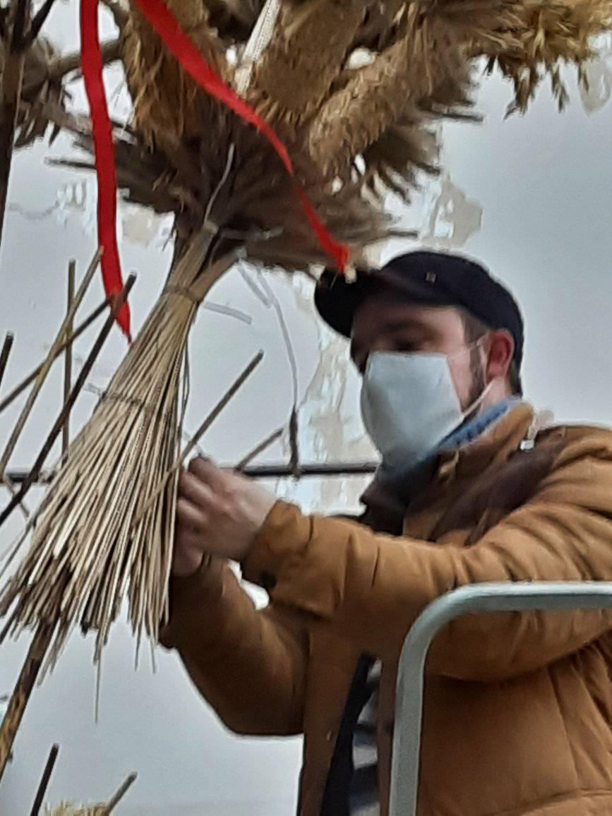 Майстри Музею народної архітектури та побуту ім. Климентів Шептицького виготовили головного Дідуха 2021. Фото: Львівська міськрада