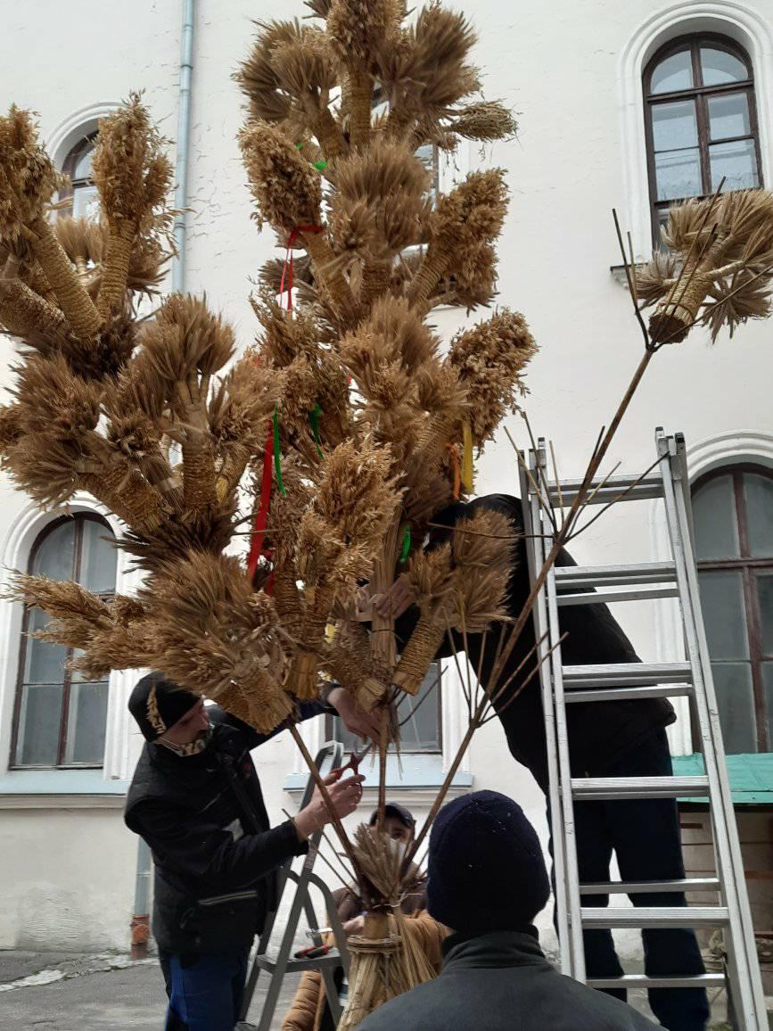 Майстри Музею народної архітектури та побуту ім. Климентів Шептицького виготовили головного Дідуха 2021. Фото: Львівська міськрада