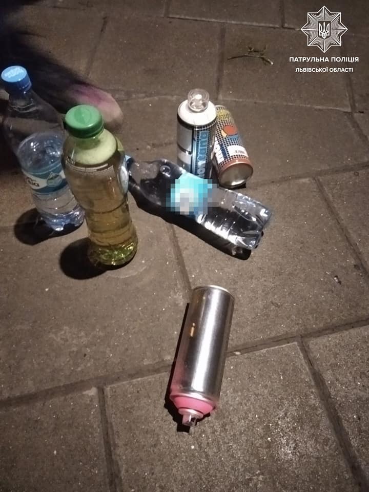 Парочка з Києва намалювала графіті на Меморіалі Небесної Сотні у Львові. Фото: патрульна поліція Львівщини