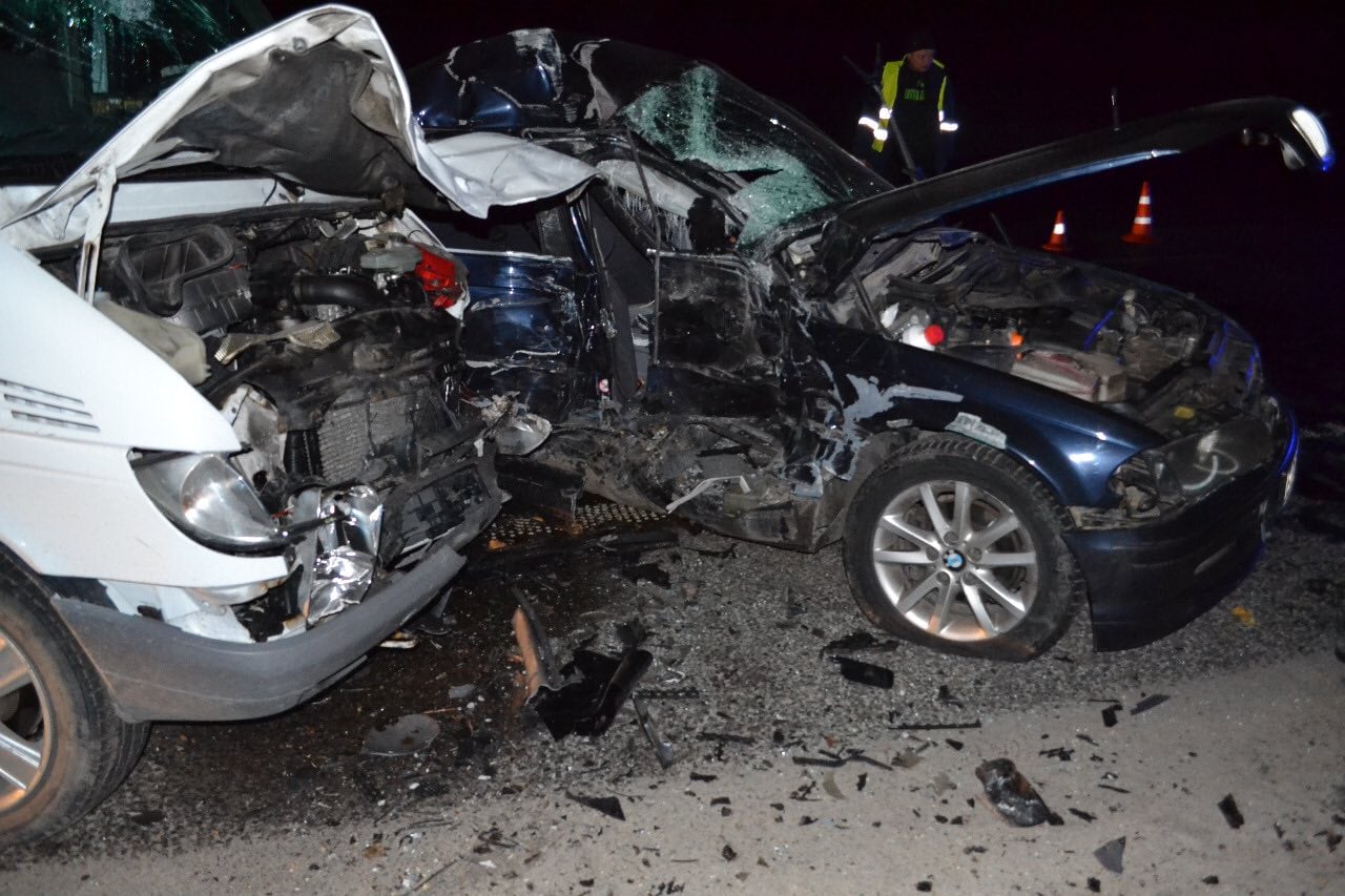 Біля Львова зіткнулися два авто, постраждали 10 людей. Фото: Поліція Львівщини