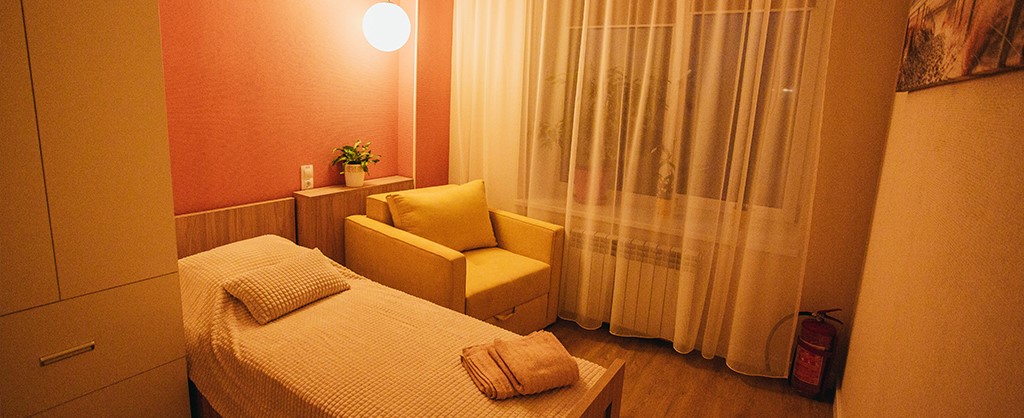 Не лише в коридорах: де в українських лікарнях можуть перебувати батьки хворих дітей.