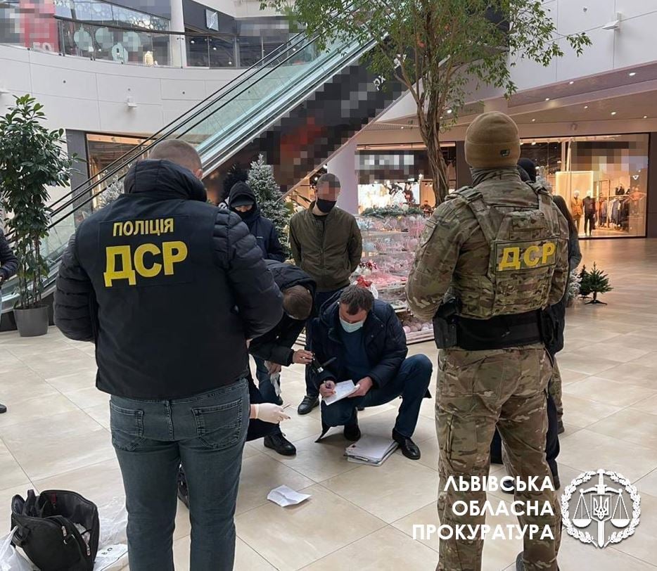 До Victoria Gardens з'їхалися поліцейські й прокурори: кого і за що затримали фото 1