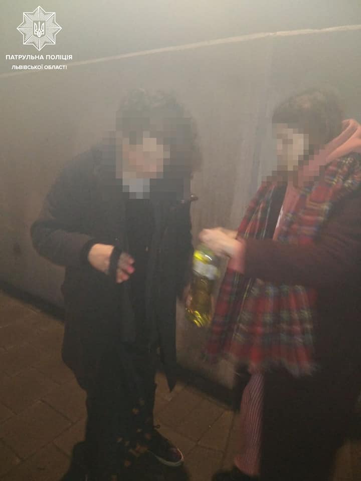 Парочка з Києва намалювала графіті на Меморіалі Небесної Сотні у Львові. Фото: патрульна поліція Львівщини