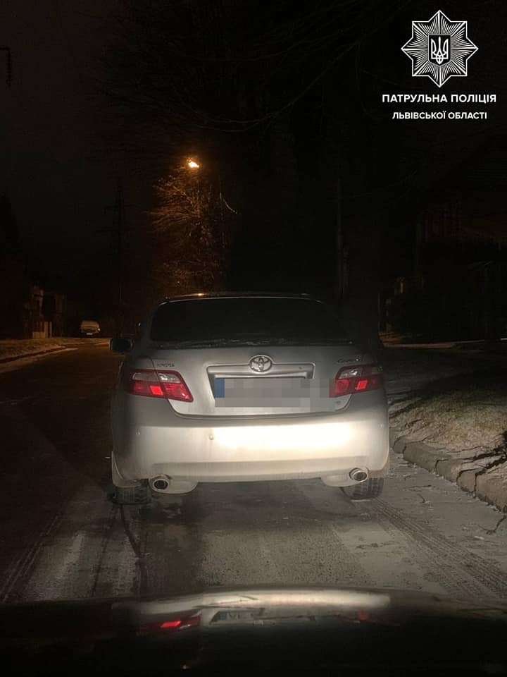 На вулиці Запорізькій у Львові автомобіль врізався у дерево. Фото: Патрульна поліція Львівщини