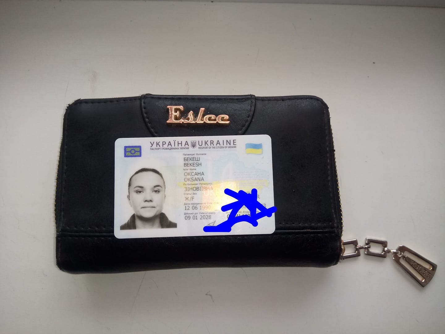 На вулиці Любінській у Львові знайшли гаманець із документами зниклої Оксани Бекеш. Фото: Nazar Gasyuk