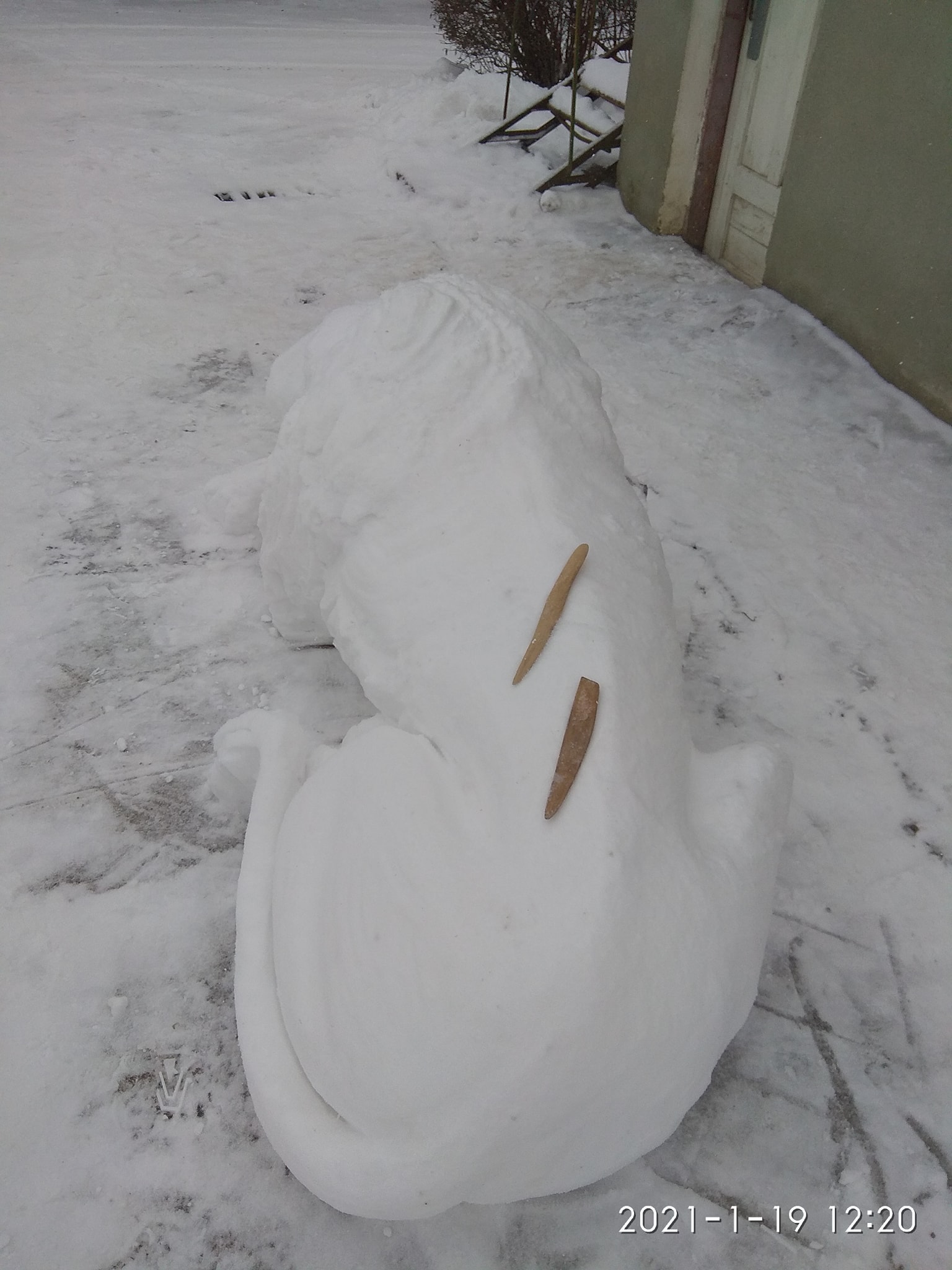 Володимир Дочич ліпить зі снігу Левів. Фото: Володимир Дочич/Фейсбук