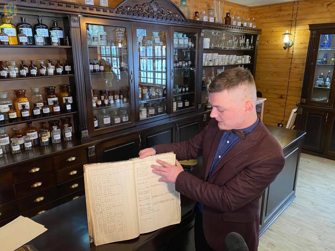 У Бориславі відкрили незвичайну аптеку-музей. Фото: Львівська ОДА.
