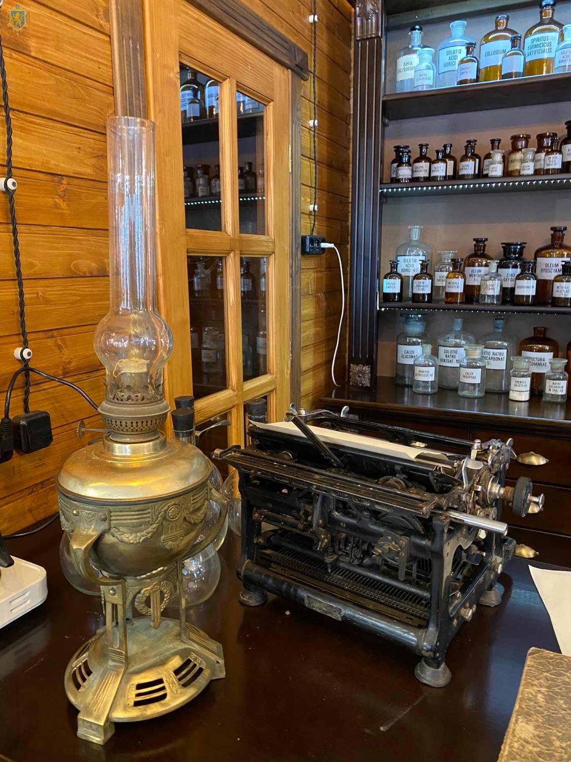 У Бориславі відкрили незвичайну аптеку-музей. Фото: Львівська ОДА.