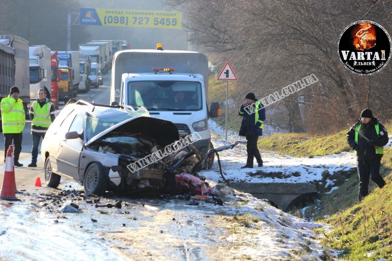 ДТП на об'їзній Львова: загинули чоловік з дитиною, ще двоє &mdash; у лікарні. Фото: Варта1