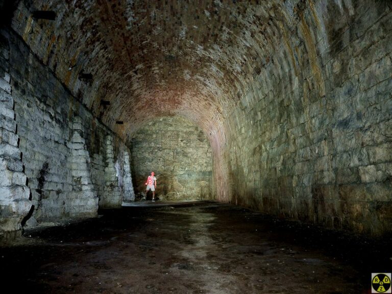 Що заховано за старою брамою біля Високого Замку – відео.