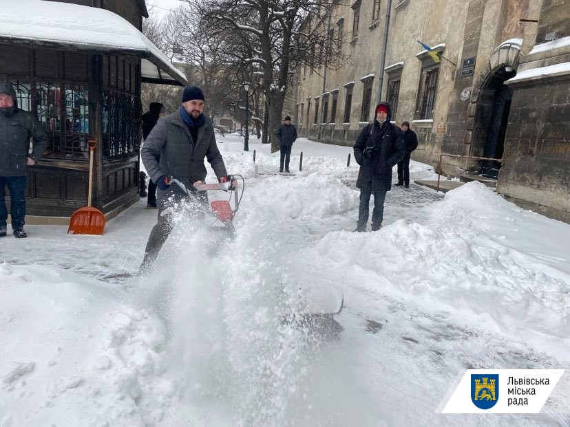 Мер Львова з чиновниками розпочали боротьбу зі сніговою стихією. Фото: Львівська міська рада
