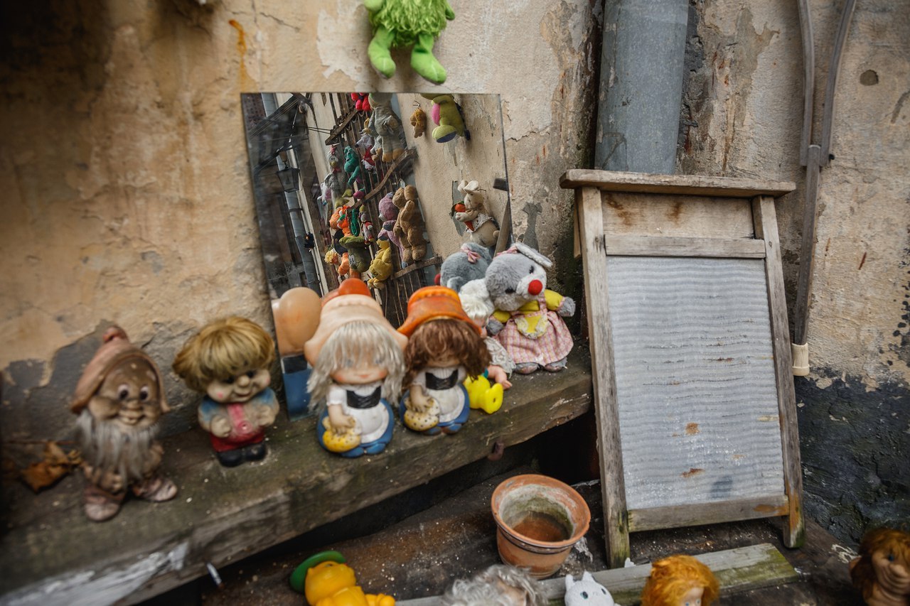 "Мешканці" дворика покинутих іграшок. Фото: pikabu.ru.