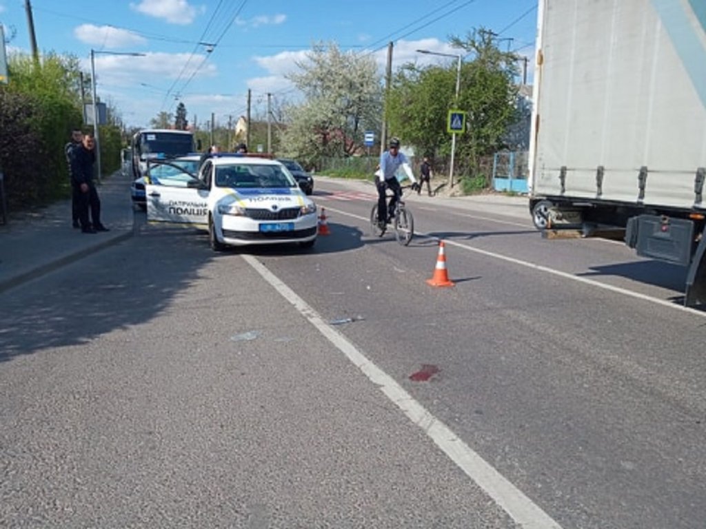 На пішоходному переході у Львові бус збив дитину. Фото Патрульної поліції Львівщини.