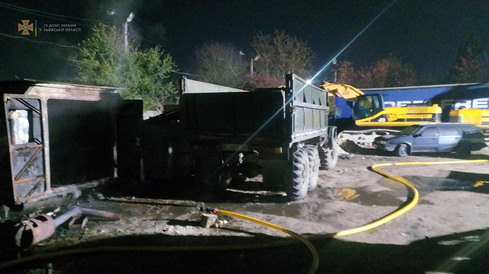 Під час пожежі на автостоянці у Львові загинули троє людей. Фото: ДСНС