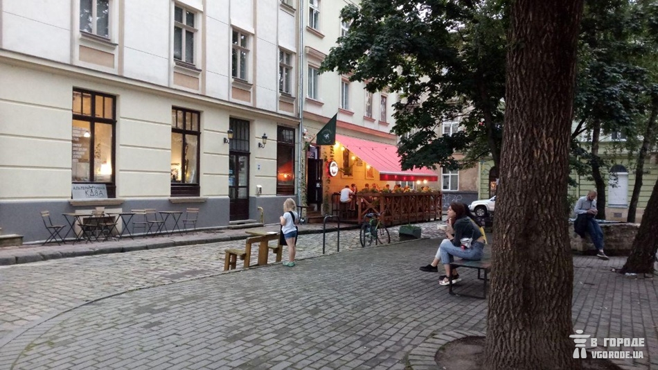 Замість хіпі-буса на площі Коліївщини тепер порожнє місце.