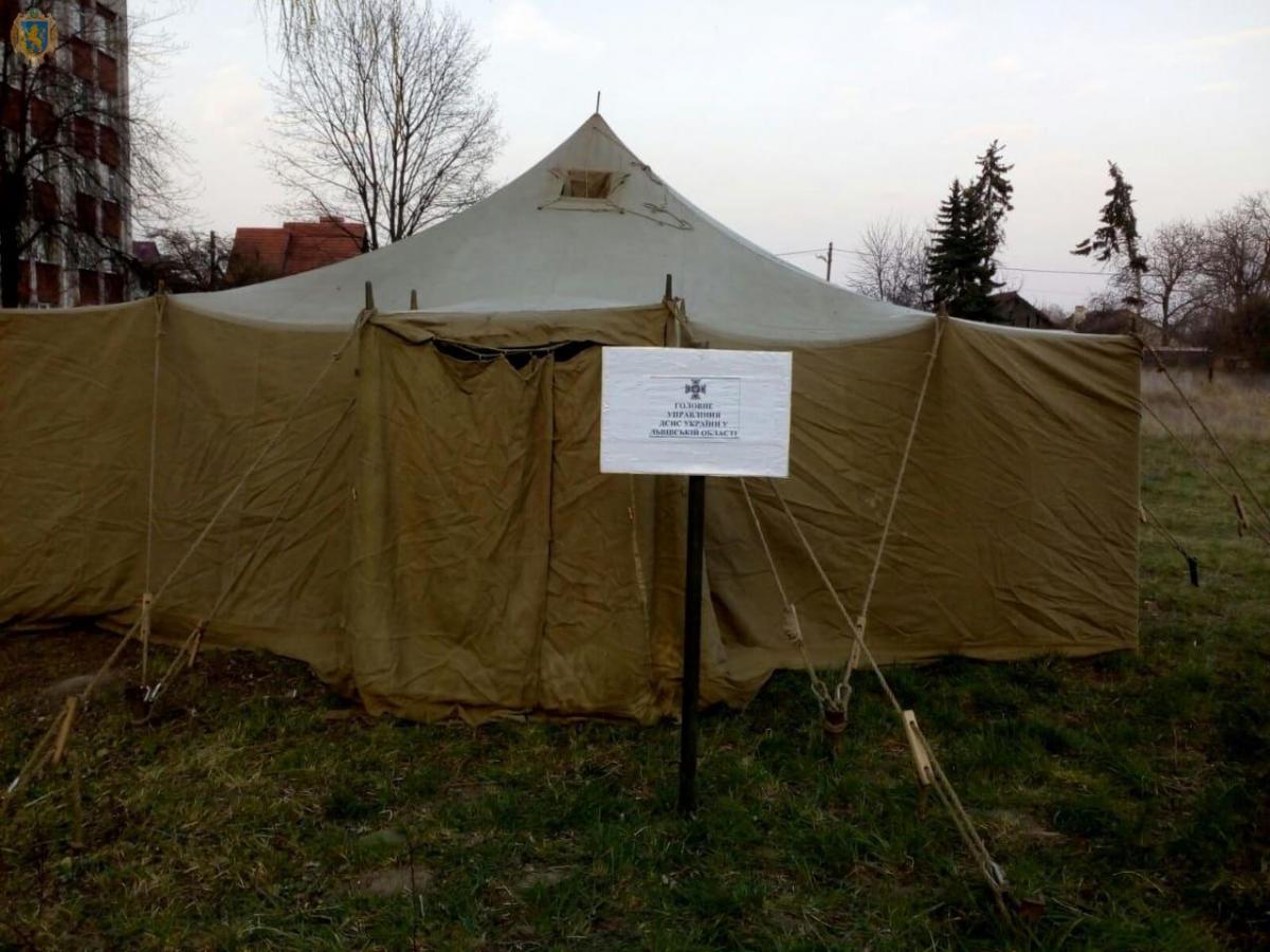 У Львові та області біля лікарень встановили намети, де прийматимуть хворих на коронавірус COVID-19.