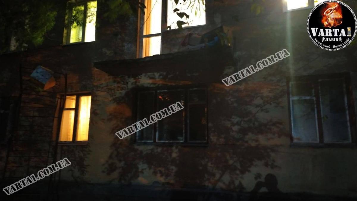 Не витримали перила: у Львові обвалився балкон з людьми.
