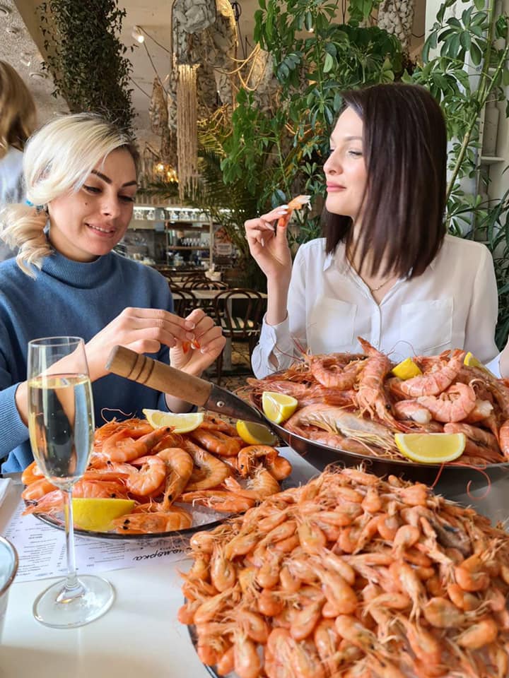 Обідай смачно: пісне меню у ресторанах Львова. Ігристе для антуражу. Фото: Анчоусна Львів/Фейсбук.