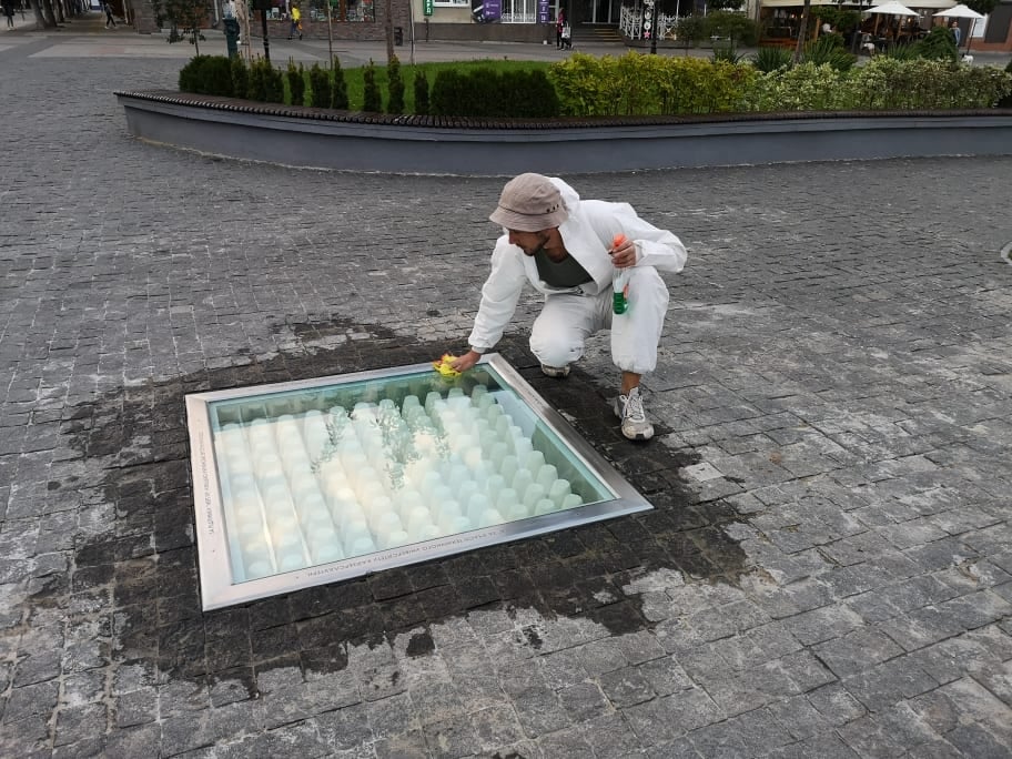 Львівський митець Юрій Чернявський і його витвір із солі "При потребі розбити скло".