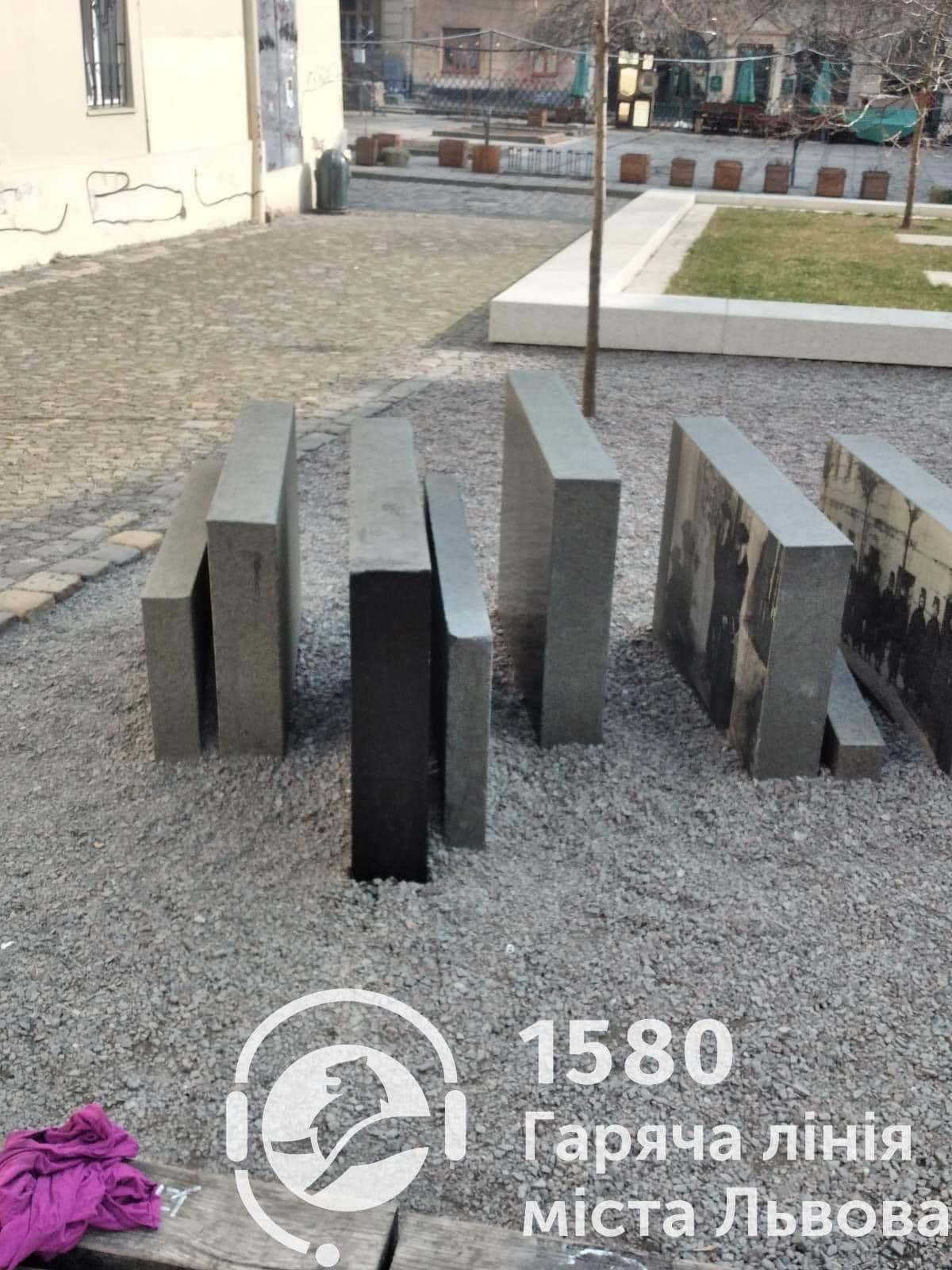 У Львові обмалювали свастикою &laquo;Простір синагог&raquo;. Фото: Ольга Райтер