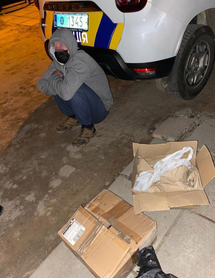 У Львові серед ночі затримали чоловіка, якій крав речі з автомобілів. Фото: поліція Львівщини