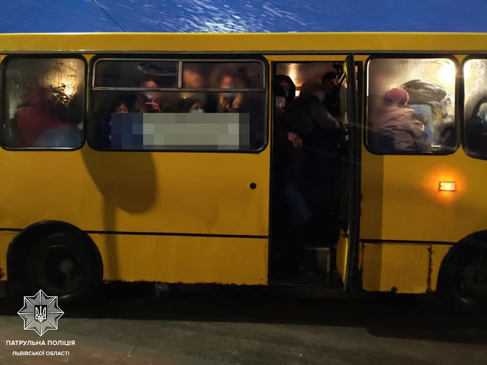 Патрульні оформили за добу півсотні адмінматеріалів за порушення вимог каратину у громадському транспорті Львова. Фото: Патрульна поліція Львівщини