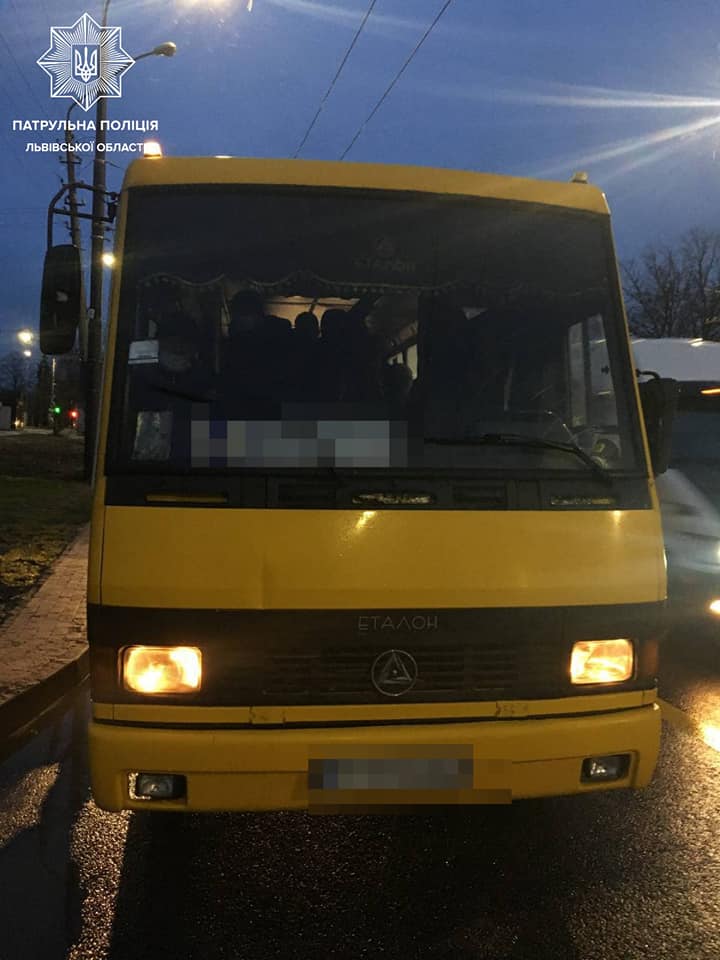 Патрульні оформили за добу півсотні адмінматеріалів за порушення вимог каратину у громадському транспорті Львова. Фото: Патрульна поліція Львівщини