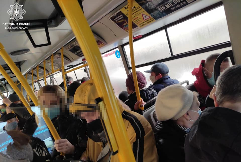 Патрульні оформили за добу півсотні адмінматеріалів за порушення вимог каратину у громадському транспорті Львова. Фото: Патрульна поліція Львівщини