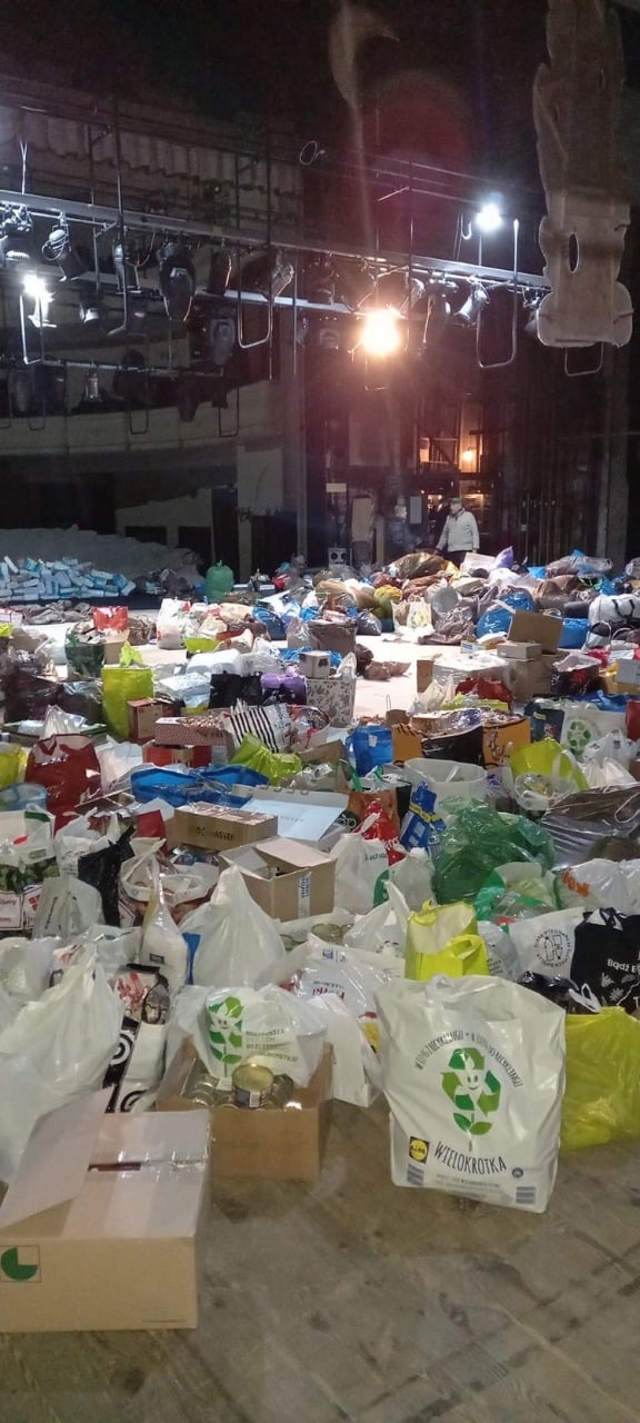 Національний театр імені Марії Заньковецької у Львові віддав свою сцену та фойє театру для потреб волонтерів.