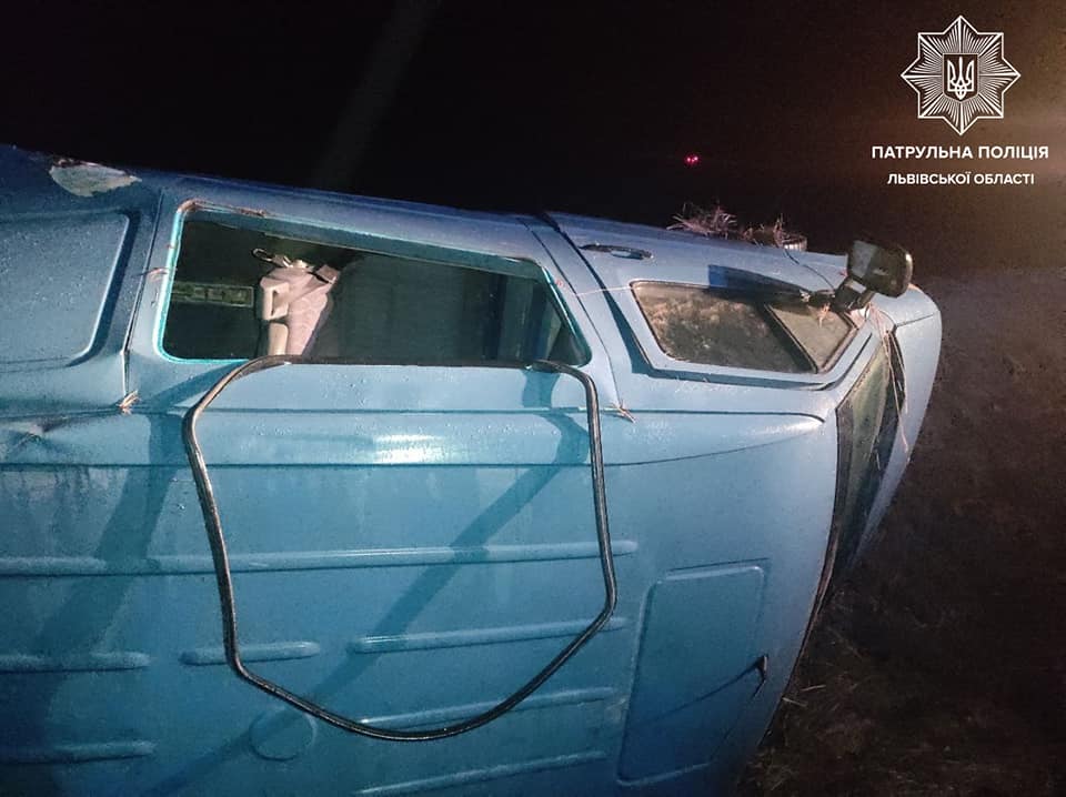 Біля Львова нетверезий водій розтрощив два автомобілі. Фото: поліція Львівщини.