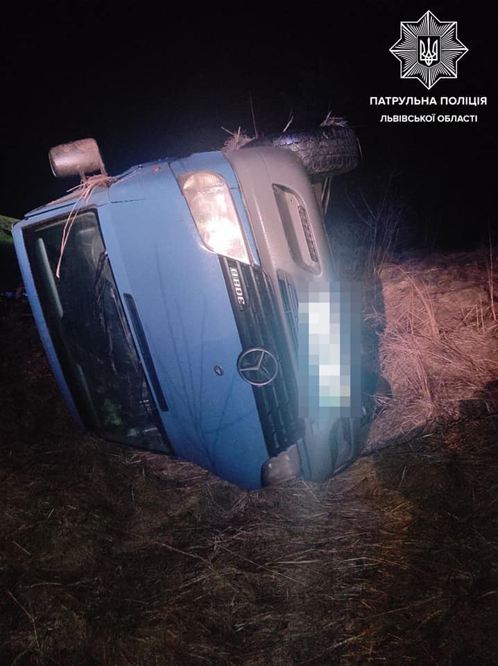 Біля Львова нетверезий водій розтрощив два автомобілі. Фото: поліція Львівщини.