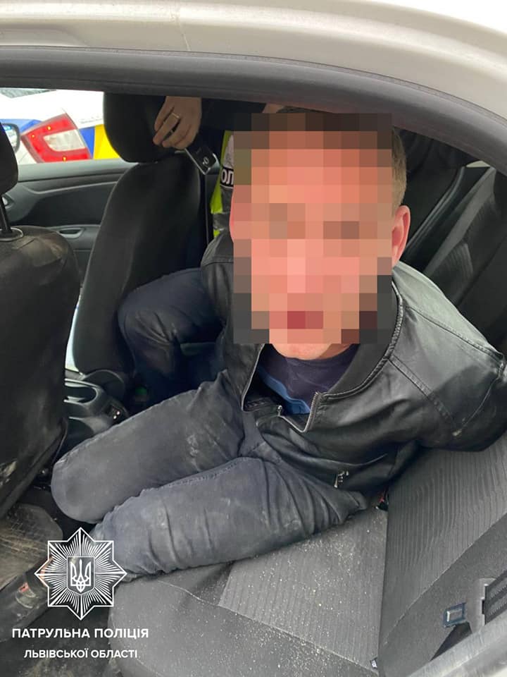 У львівському парку чоловік відлупцював двох патрульних. Фото: Патрульна поліція Львівщини.