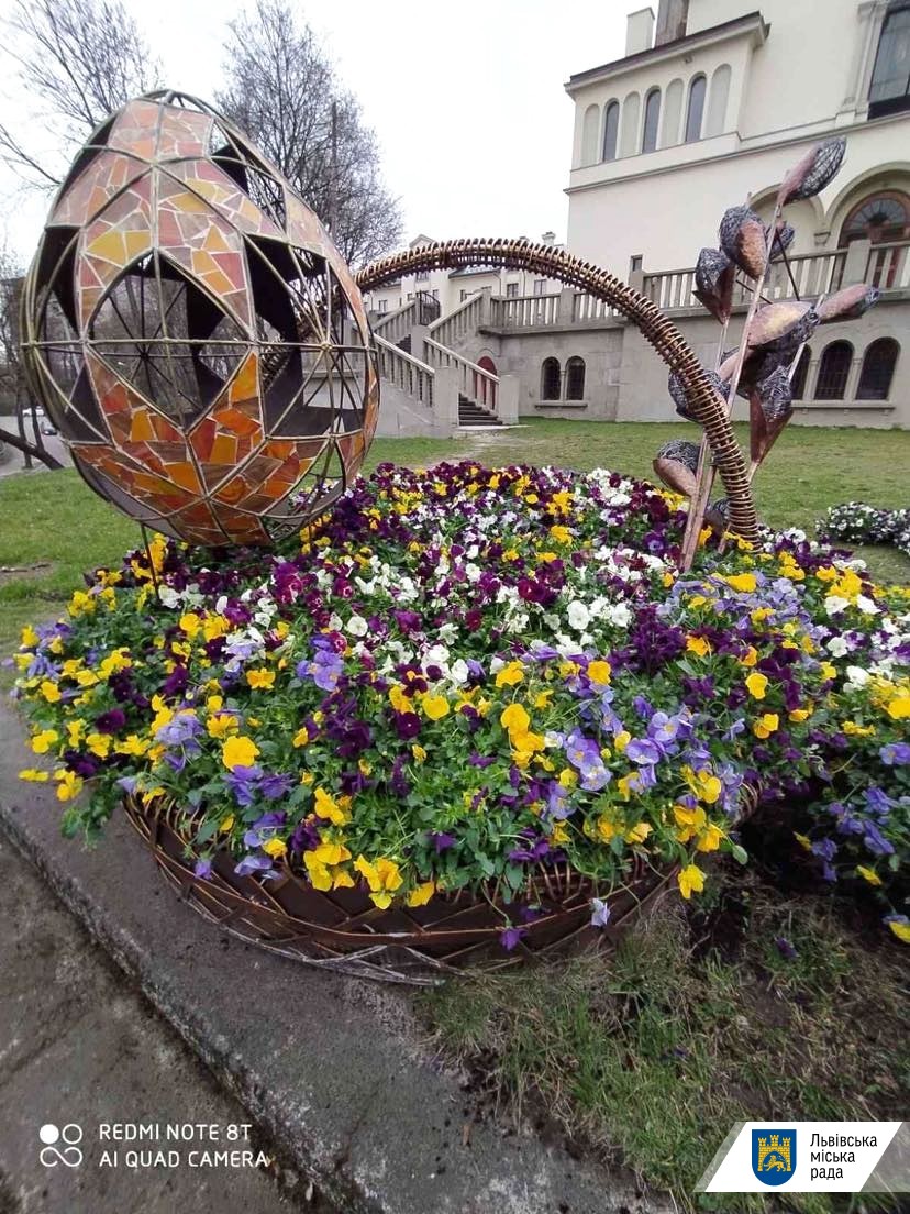 Нові місця для селфі: у Львові встановлюють квіткові кошики. Фото: Львівська міська рада
